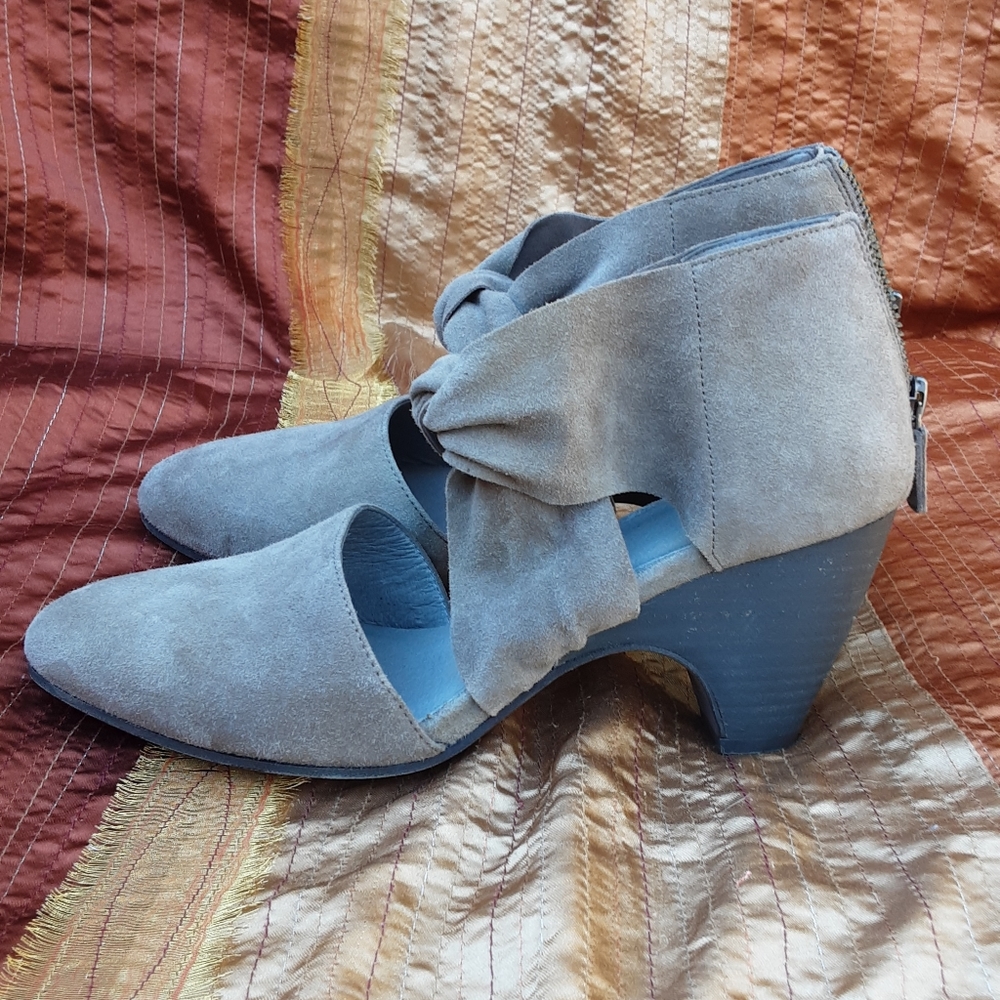 Eileen Fisher Taupe Suede Knot-Accent Wedge Heels - Picture 2 of 15